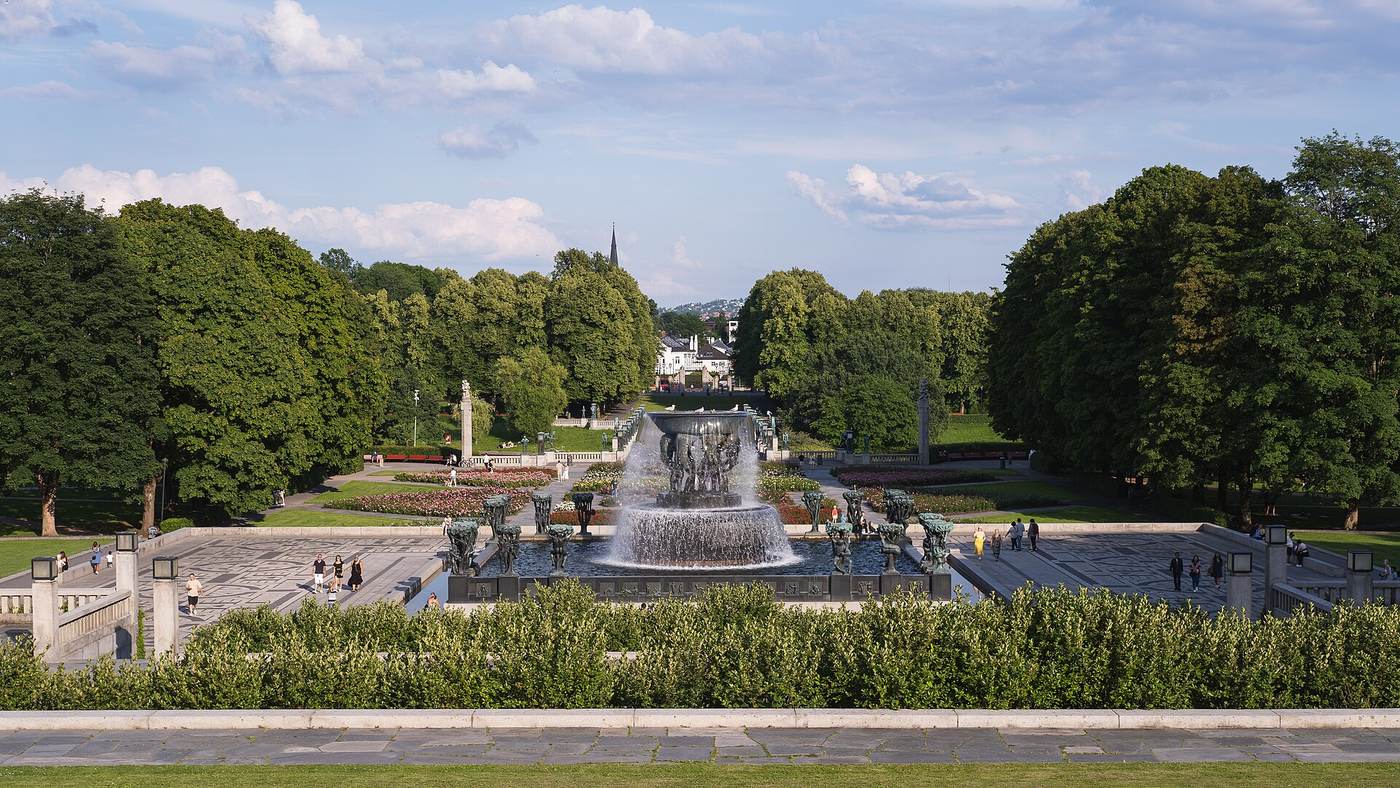 Fontanna i główna oś parku rzeźb Vigelanda w Oslo